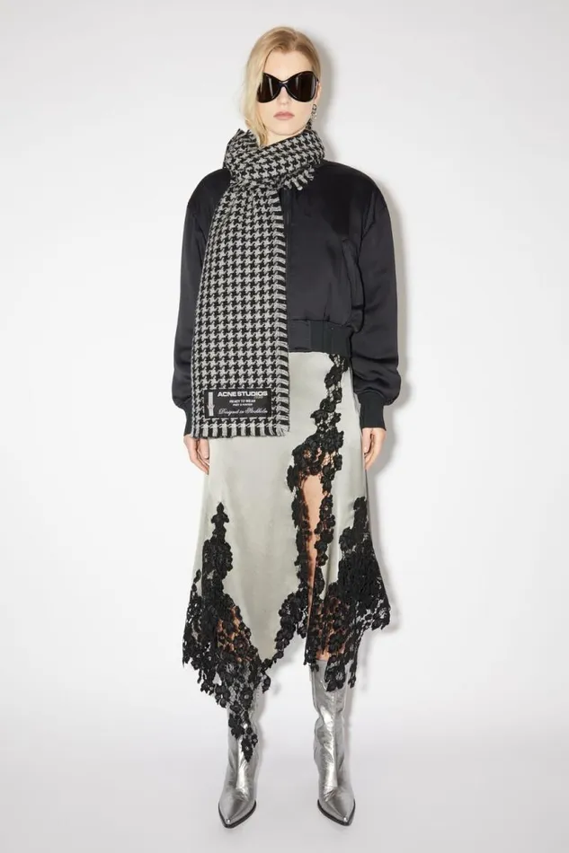 Acne Studios Houndstooth Wool Scarf Whiteblack Women Scarves Acne Studios Houndstooth Wool Scarf Whiteblack Women Scarves