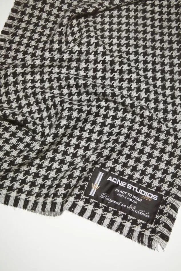 Acne Studios Houndstooth Wool Scarf Whiteblack Women Scarves Acne Studios Houndstooth Wool Scarf Whiteblack Women Scarves