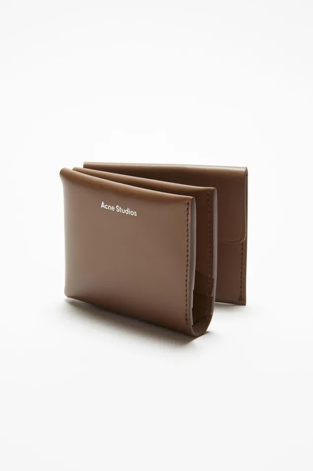 Acne Studios Leather Trifold Wallet Camel Brown Men Small Leather Goods Acne Studios Leather Trifold Wallet Camel Brown Men Small Leather Goods
