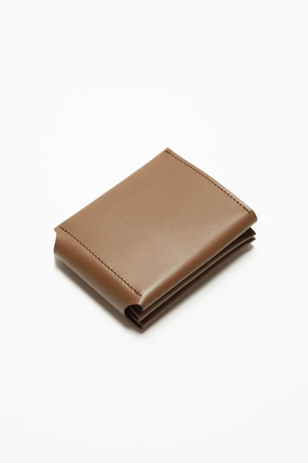 Acne Studios Leather Trifold Wallet Camel Brown Men Small Leather Goods Acne Studios Leather Trifold Wallet Camel Brown Men Small Leather Goods