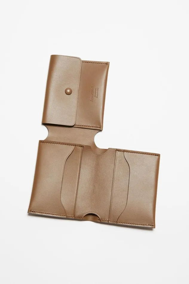 Acne Studios Leather Trifold Wallet Camel Brown Men Small Leather Goods Acne Studios Leather Trifold Wallet Camel Brown Men Small Leather Goods