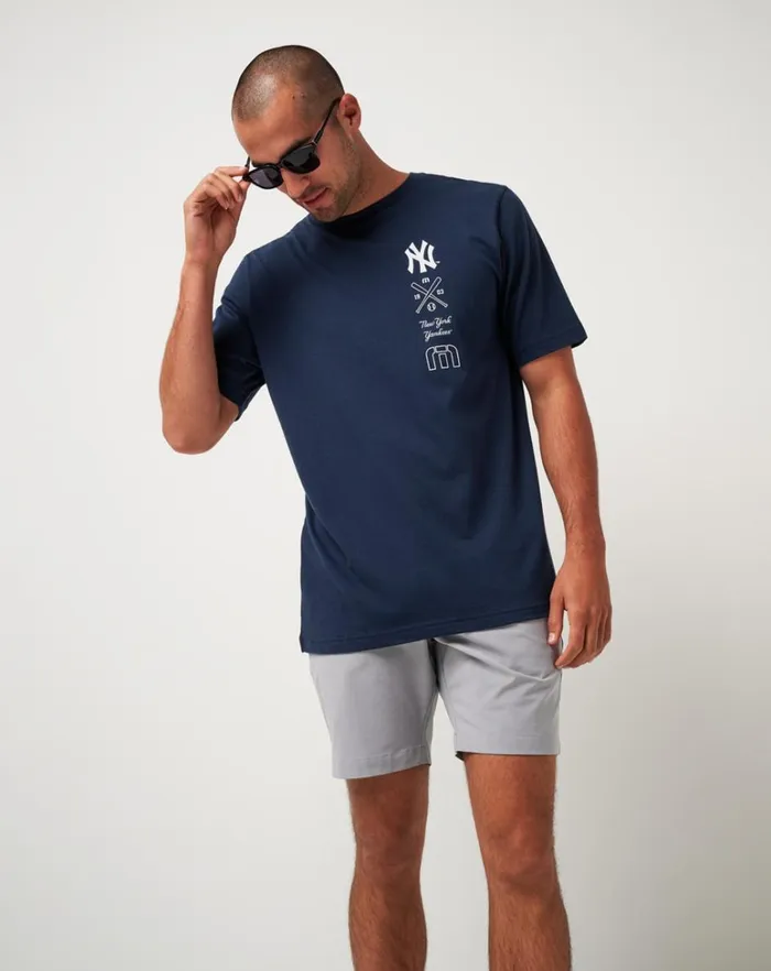 Men Tees TravisMathew NEW YORK YANKEES SUNSET SLAM TEE Total Eclipse