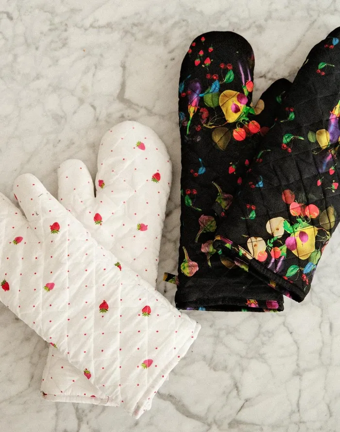 Women Cynthia Rowley Home CR X Kit Quilted Oven Mitt Black